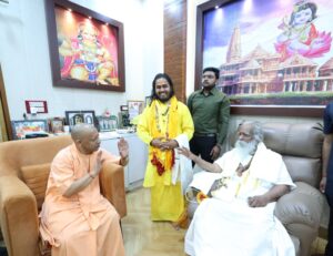 मुख्यमंत्री योगी ने दीपावली पर अयोध्या में साधु-संतों से की मुलाकात