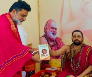 पीएम पर लिखित पुस्तक का श्रीशृंगेरी शारदा पीठाधीश्वर ने किया विमोचन