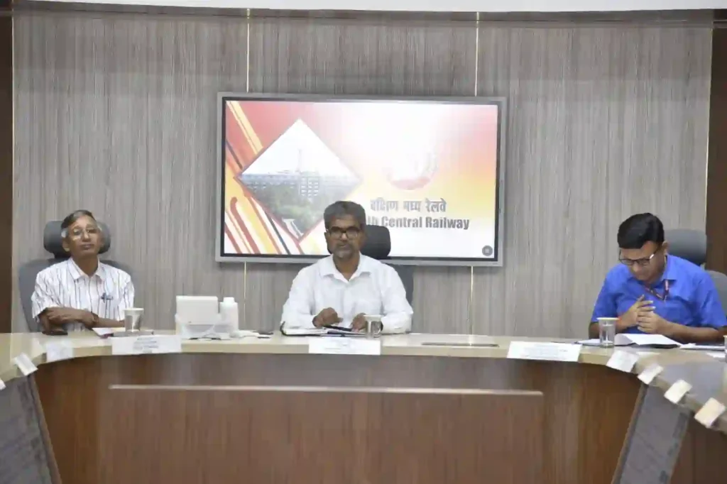 News Hindi : एससीआर महाप्रबंधक ने चक्रवाती तूफान “मोंथा” को लेकर तैयारियों की समीक्षा की