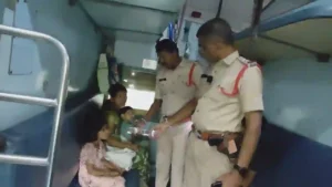 भारी बारिश के बीच पुलिस बनी परेशान यात्रियों की मददगार