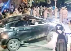 तेज रफ्तार कार ने घर के बाहर बैठे लोगों को कुचला, 5 की मौत, 2 गंभीर