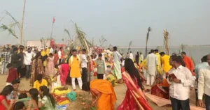 छठ व्रतियों ने डूबते सूर्य को अर्घ्य अर्पित किया