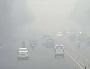 धुएं की गिरफ्त में दिल्ली, सांसों पर भारी पड़ी जहरीली हवा