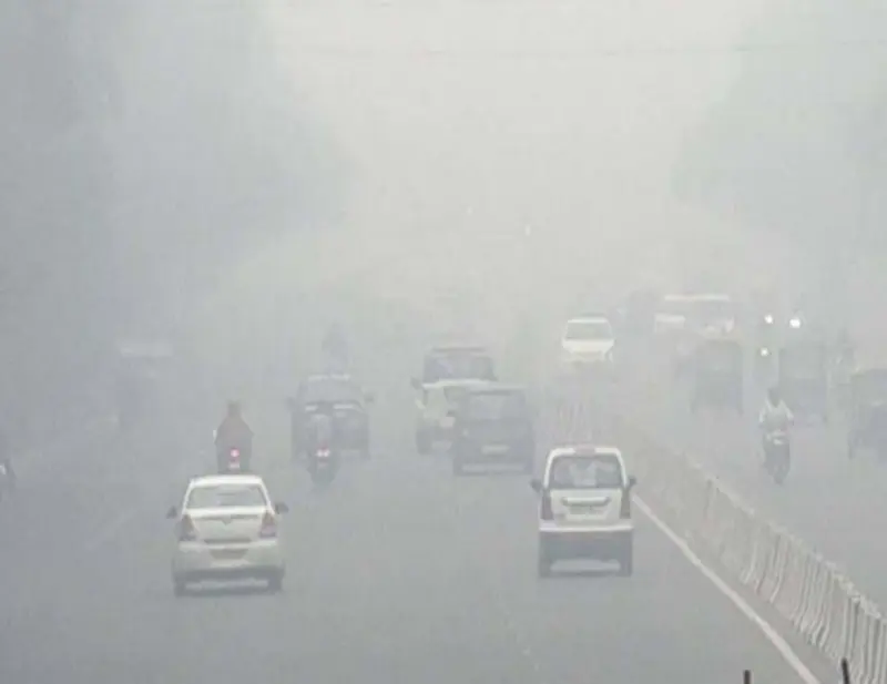 Delhi AQI crisis : दिल्ली में घातक स्मॉग की वापसी: जहरीली हवा से जनता में रोष, कई उपाय नाकाम