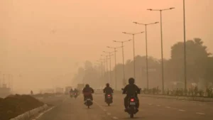 दिल्ली की हवा फिर गंभीर स्तर पर, कई इलाकों में AQI 400 के पार