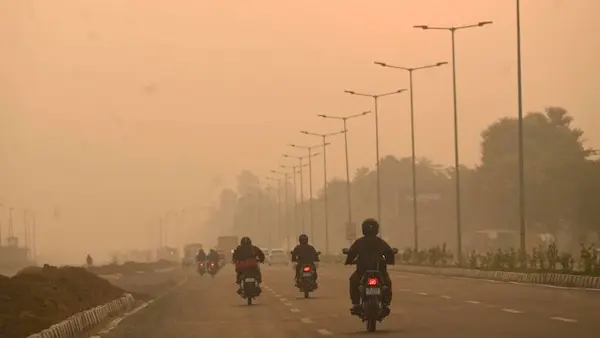 Latest Hindi News : दिल्ली की हवा फिर गंभीर स्तर पर, कई इलाकों में AQI 400 के पार