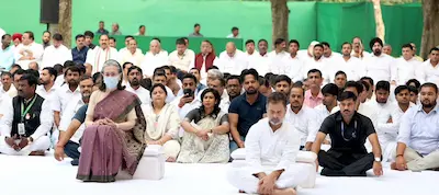 इंदिरा गांधी की पुण्यतिथि पर कांग्रेस नेताओं ने अर्पित की श्रद्धांजलि