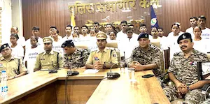 27 माओवादी हथियार छोड़ मुख्यधारा में लौटे