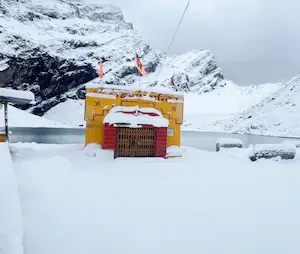Latest Hindi News : उत्तर भारत के पहाड़ों पर हुई पहली बर्फबारी