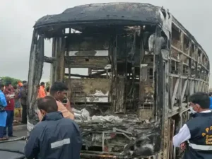 आंध्र में बस हादसा, 20 की दर्दनाक मौत