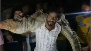 घर में घुसे मगरमच्छ को कंधे पर लाद कर निकाला,‘बाहुबली’