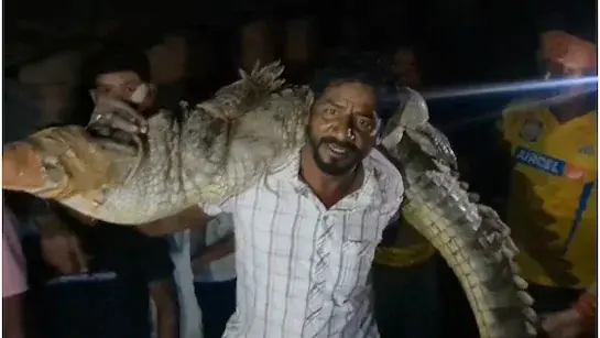 Latest News : घर में घुसे मगरमच्छ को कंधे पर लाद कर निकाला,‘बाहुबली’