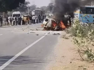 बस की टक्कर से CNG कार में धमाका, आग लगी