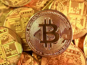 क्रिप्टो मार्केट क्रैश: ₹100 लाख करोड़ घटी वैल्यू