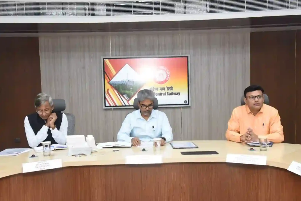 News Hindi : पटरियों पर व्यवधान के बारे में अधिकारियों को सूचना दी जाए – संजय श्रीवास्तव