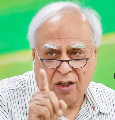 Latest Hindi News : सिब्बल का बड़ा आरोप-हरियाणा से बिहार भेजे गए प्रोफेशनल वोटर्स