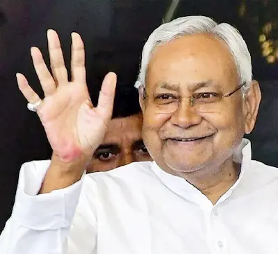 Latest Hindi News : 50 मिनट के शुभ मुहूर्त में नीतीश संभालेंगे सत्ता