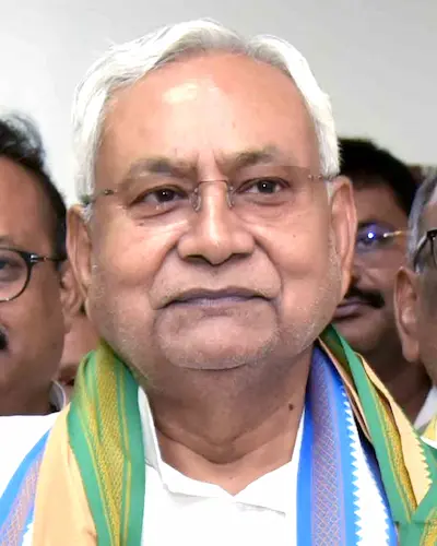 Latest Hindi News : नीतीश के शपथ ग्रहण में आज पटना पहुंचेंगे 19 चार्टर्ड प्लेन