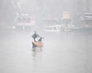 कड़ाके की ठंड ने बढ़ाई सिहरन, श्रीनगर में तापमान शून्य से नीचे