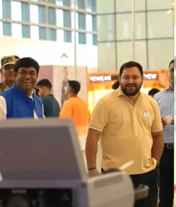 एयरपोर्ट पर मिले तेजस्वी-तेजप्रताप, रिएक्शन का वीडियो हुआ वायरल