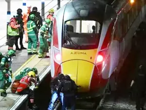 ट्रेन में चढ़कर यात्रियों पर चाकू से हमला, अफरातफरी के बीच रेलसेवा रोकी