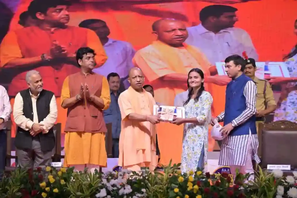 News Hindi : स्मार्टफोन की जगह अच्छी पुस्तकों में समय निवेश करें बच्चें : सीएम योगी