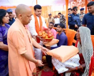 सीएम योगी ने नाव हादसे से पीड़ित परिवारों से की मुलाकात