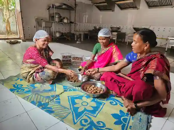 आदिवासी महिलाओं ने रचा  इतिहास, महुआ लड्डू से कमाएं 1. 27 करोड़