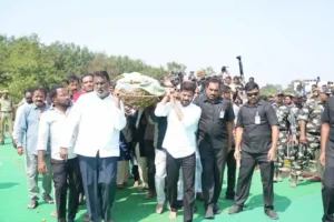 सीएम तेलंगाना ने आंदे श्री को पद्म श्री पुरस्कार देने की मांग की, अर्थी को दिया कंधा