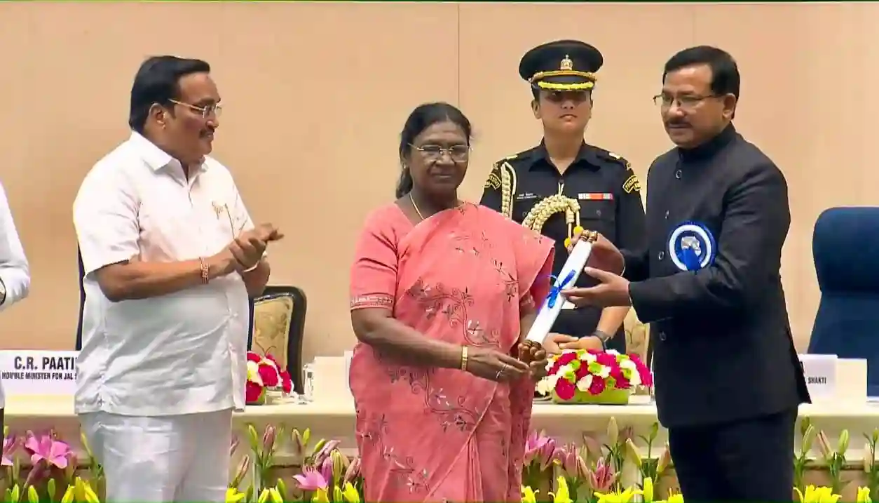 वर्षों से सूखी पड़ी नून नदी को पुनर्जीवित करने वाले डीएम को राष्ट्रपति अवार्ड