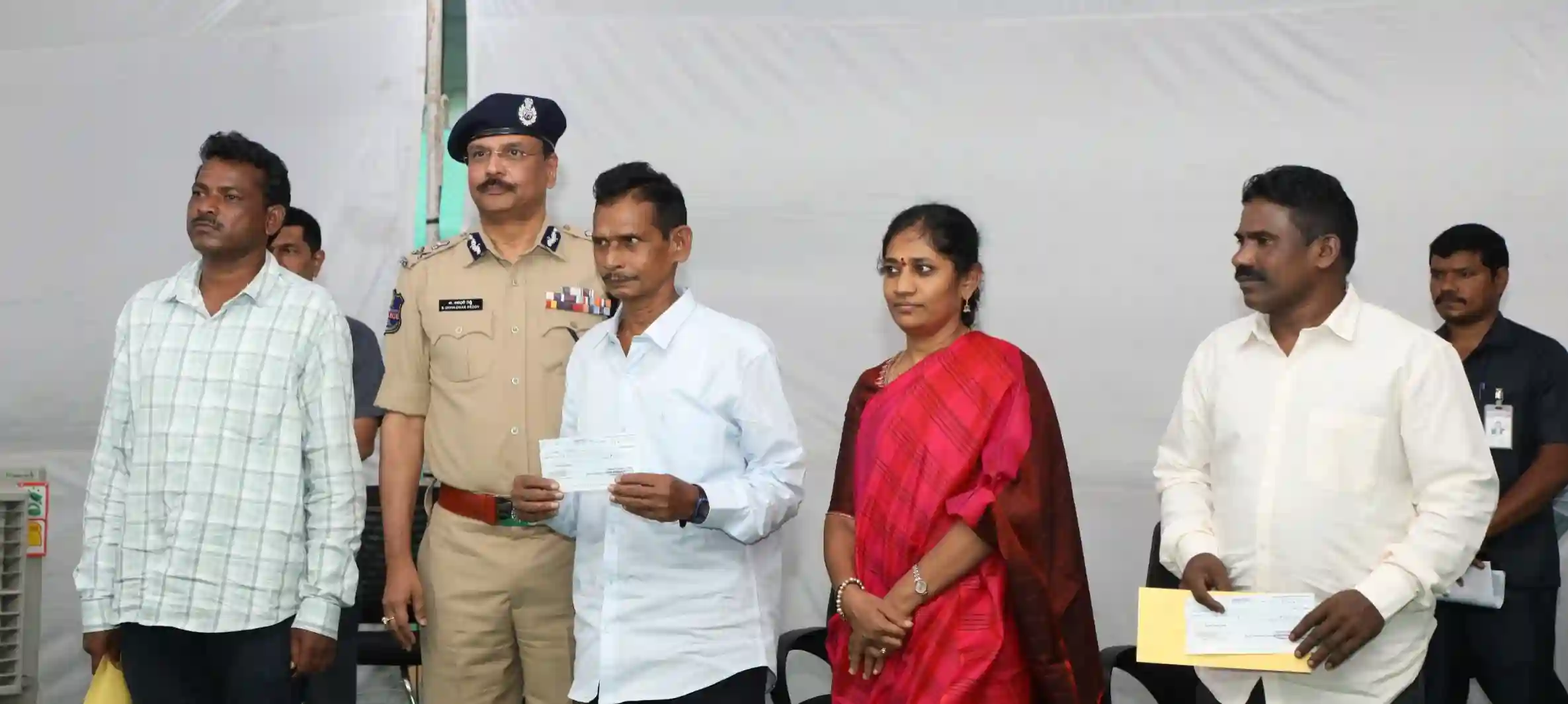 तेलंगाना में लाखों के इनामी 37 माओवादियों का सरेंडर