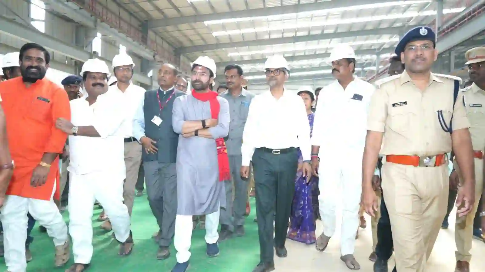 केंद्रीय मंत्री ने रेलवे मैन्युफैक्चरिंग यूनिट का निरीक्षण किया