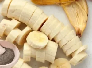 केला-काली मिर्च- पाचन का प्राकृतिक बूस्टर