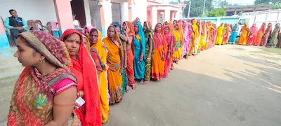 Latest Hindi News : बिहार चुनाव में दोपहर 1 बजे तक 42.30% वोटिंग