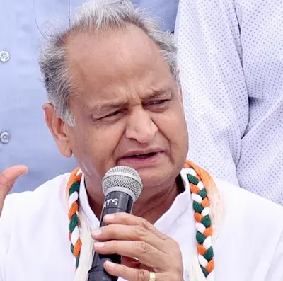 Latest Hindi News : गहलोत का आरोप- बिहार चुनाव हुआ हाईजैक, पोलिंग डे तक बंटी रकम