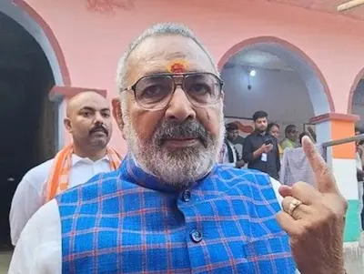 Latest Hindi News : बिहार में पहले चरण की वोटिंग जोरों पर, दिग्गज नेताओं ने किया मतदान