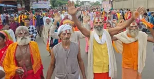 “पंचकोसी परिक्रमा जारी, कोई कंधे पर, तो कोई लेटकर कर रहा दर्शन यात्रा