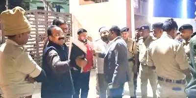 Latest Hindi News : सासाराम स्ट्रांग रूम में ट्रक घुसने पर बवाल, महागठबंधन प्रत्याशी धरने पर