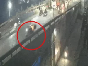 अंबरनाथ पुल पर बेकाबू कार ने बाइक सवारों को कुचला