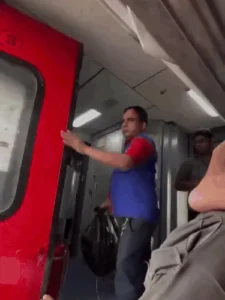 चलती ट्रेन से कचरा फेंकने पर कर्मचारी बर्खास्त