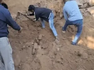 भीलवाड़ा में नदी किनारे मिट्टी के ढेर में धंसे 2-युवक,मौत