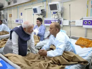 PM मोदी की दिल्ली वापसी, ब्लास्ट पीड़ितों से मिले