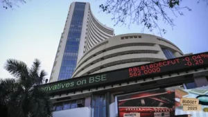 सेंसेक्स 314 अंक नीचे, निफ्टी 70 अंक फिसला