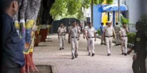छह स्कूल बंद, पुलिस अलर्ट…