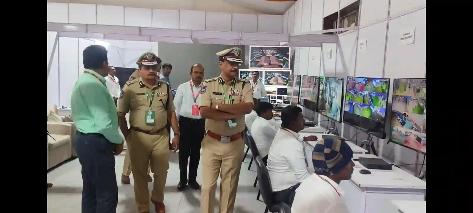 कमांड कंट्रोल सेंटर से डीजीपी ग्लोबल समिट सुरक्षा तैयारियों की निगरानी की
