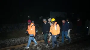 महाप्रबंधक ने लेवल क्रॉसिंग गेट का रात में आकस्मिक निरीक्षण किया