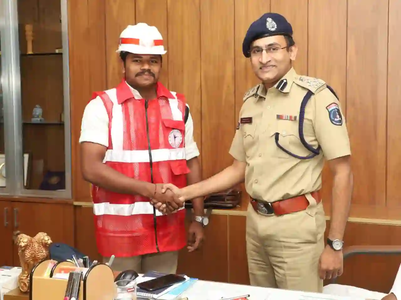 साइबराबाद ट्रैफिक मार्शल शिवकुमार बने जीवनरक्षक, बचाई जान