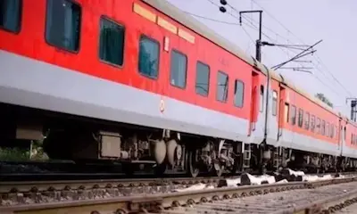 Latest Hindi News : Assam-असम में हाथियों से टकराई राजधानी, 5 डिब्बे बेपटरी, 8 हाथियों की मौत