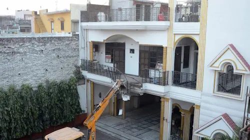 Latest News-UP : 3 दिन से भूखे परिवार, 14 साल तक BDA चुप क्यों रही?