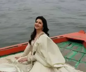 Mumbai-बनारस की गंगा घाट की तस्वीरों में नजर आईं अभिनेत्री भाग्यश्री